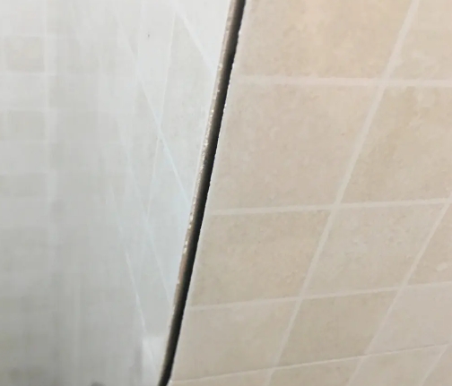 源城瓷砖空鼓维修公司分享阳台瓷砖脱落的修复过程可以分为以下几个步骤